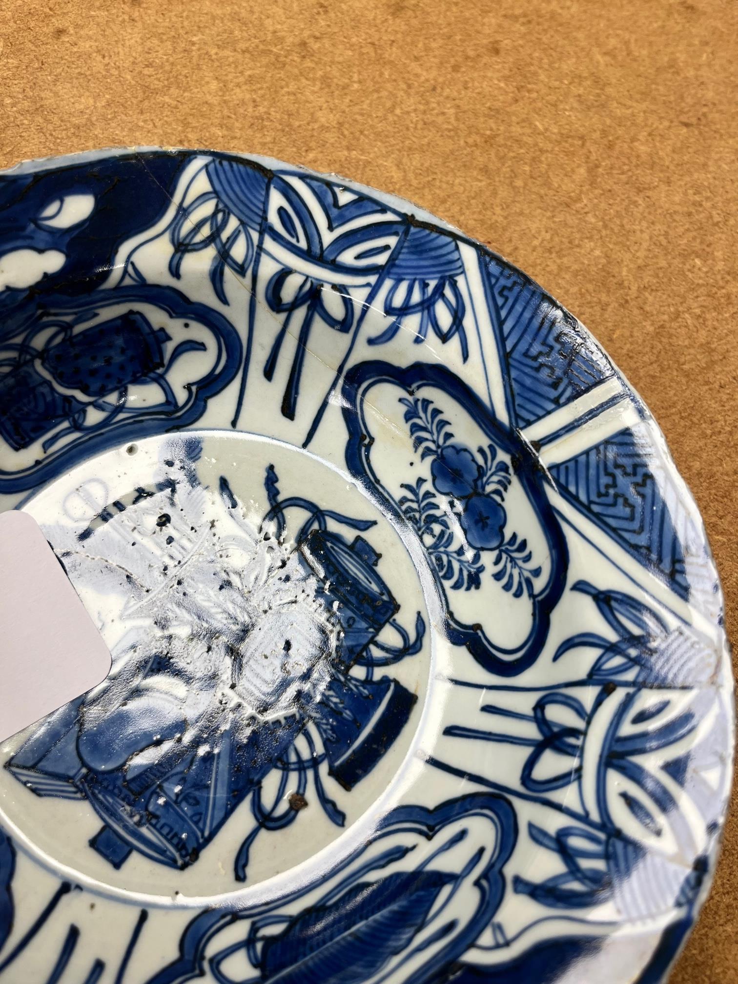 A Chinese kraak porcelain blue and white bowl, Wanli period, 22cm